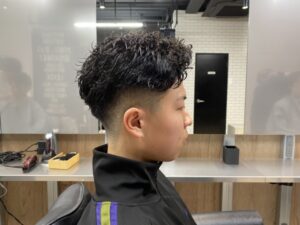 無造作カール　フェード　メンズパーマ　リレーション　メンズ美容室　理容室　難波　浪速区