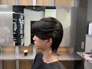 ナチュラルレイヤーミディアムスタイル　ウルフスタイル　メンズ　リレーション　難波　浪速区　メンズ美容室　理容室　バーバー