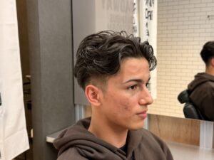 フェザーパートスタイル　フェード　リレーションメンズヘアー　メンズ美容室　理容室　バーバー　難波　浪速区